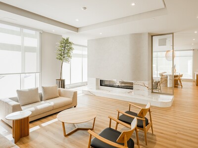 Monarc Infiniti lounge avec foyer