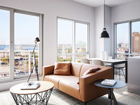 Salon avec vue sur la ville