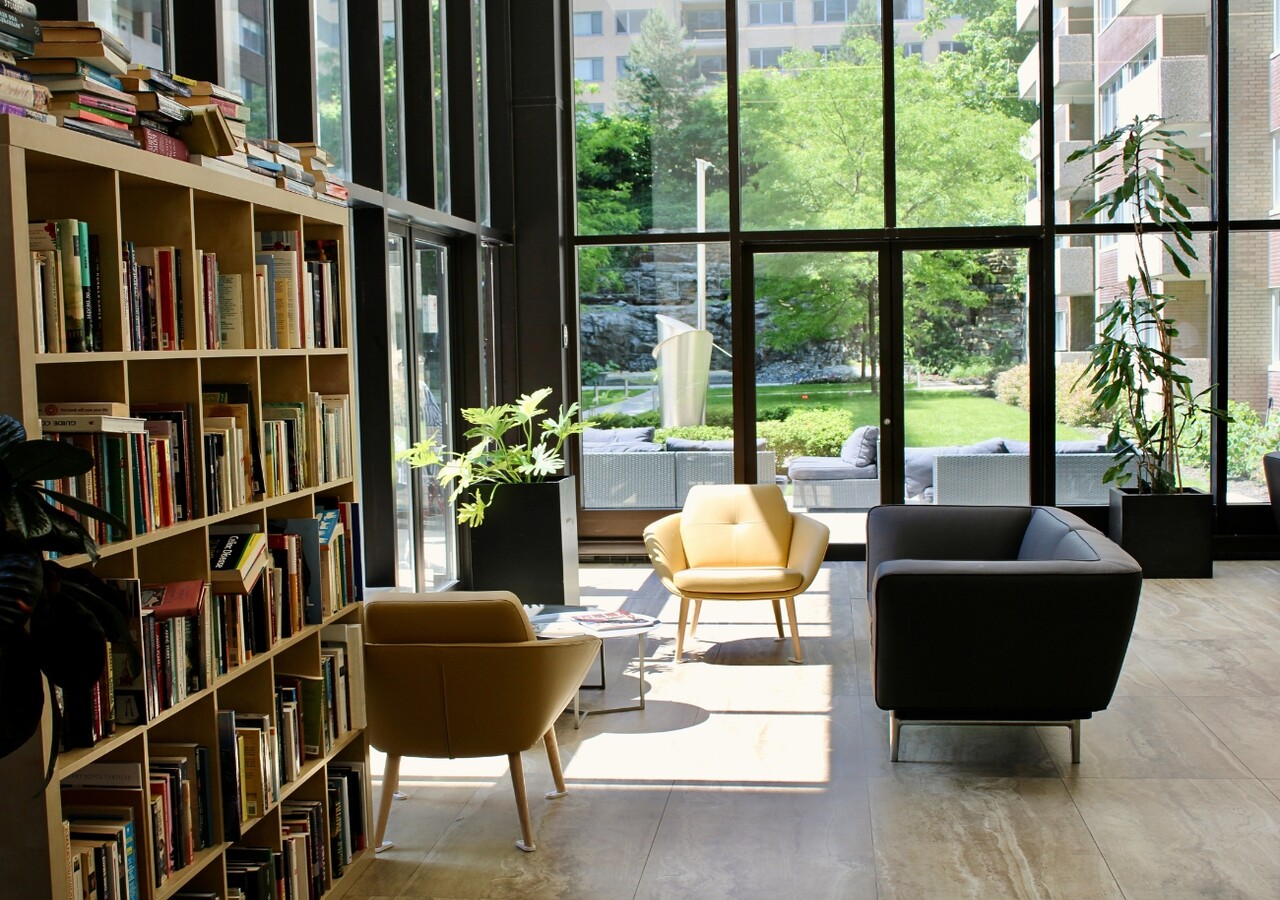 Appartements Le Parc lounge avec bibliothèque