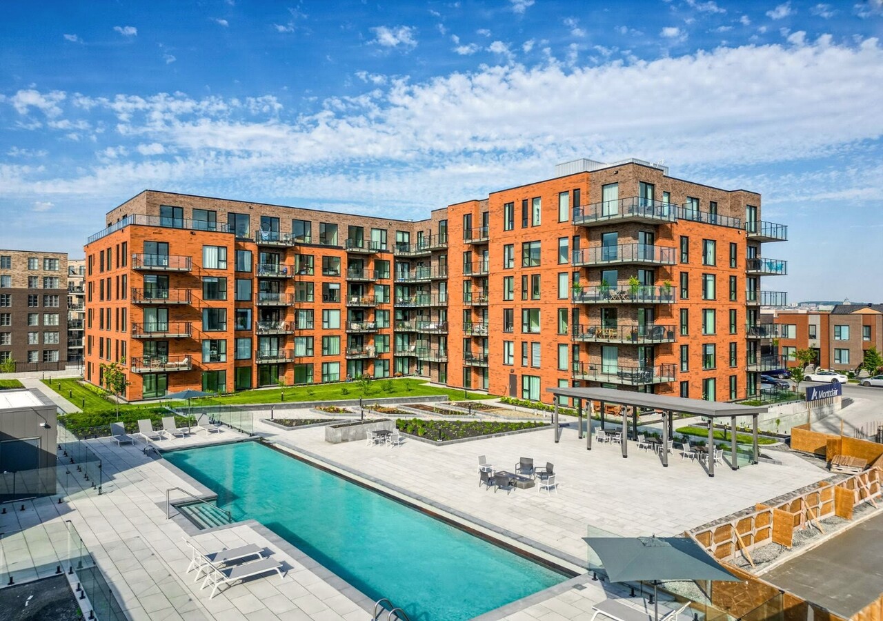 Aura sur le Square condos avec piscine extérieure