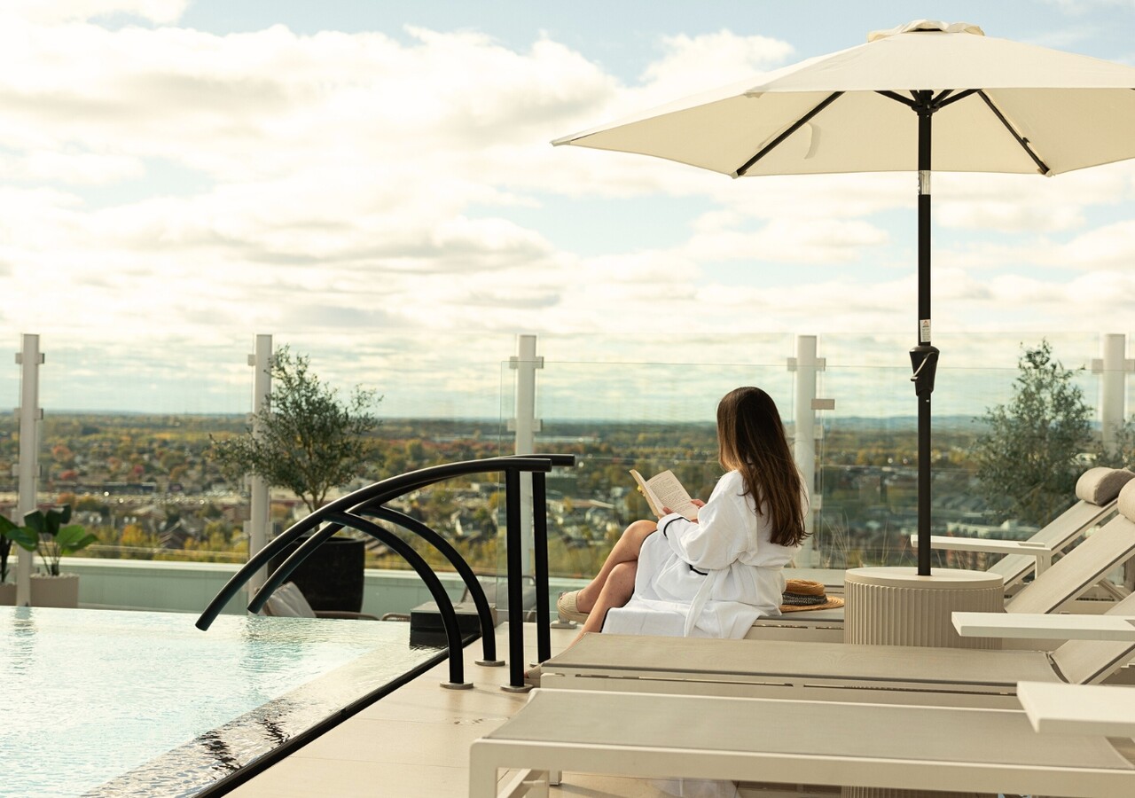 Central Parc Laval terrasse sur le toit avec piscine