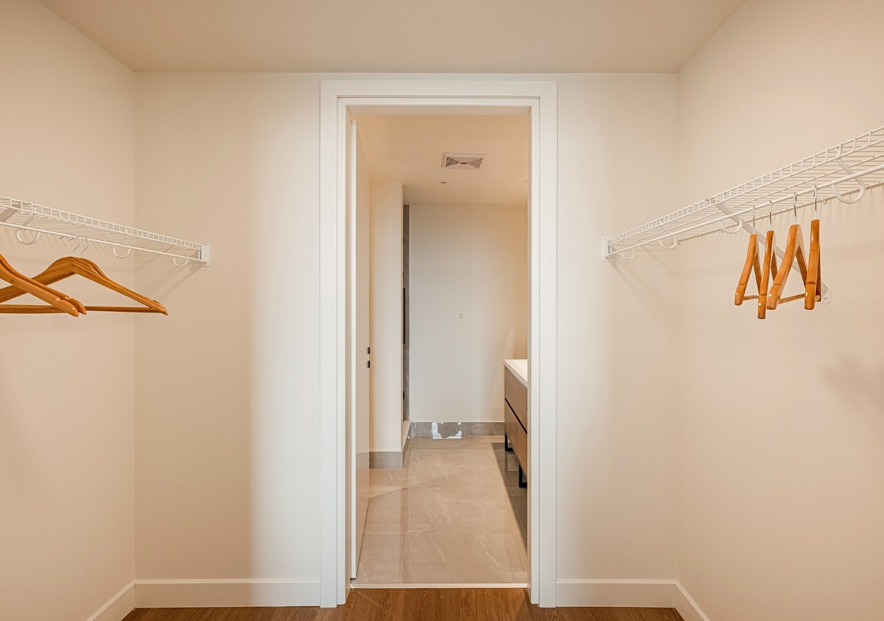 Central Parc Laval grand garde-robe