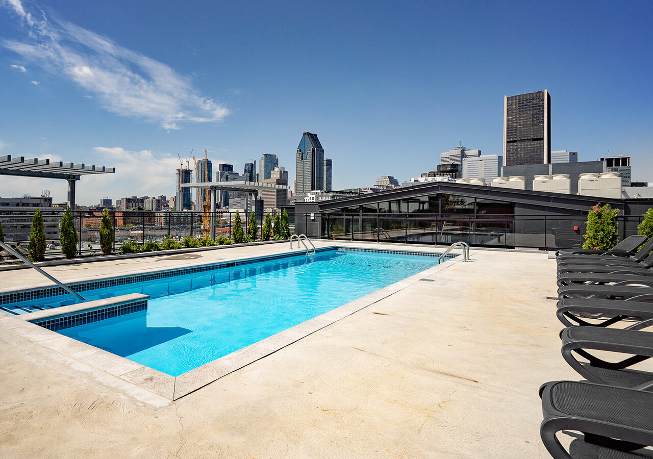 Piscine sur le toit avec vue