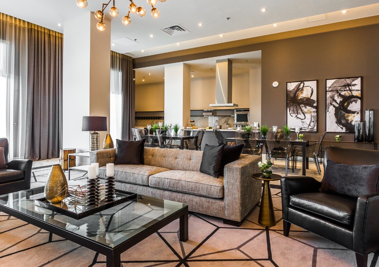 Salon commun avec grands sofas