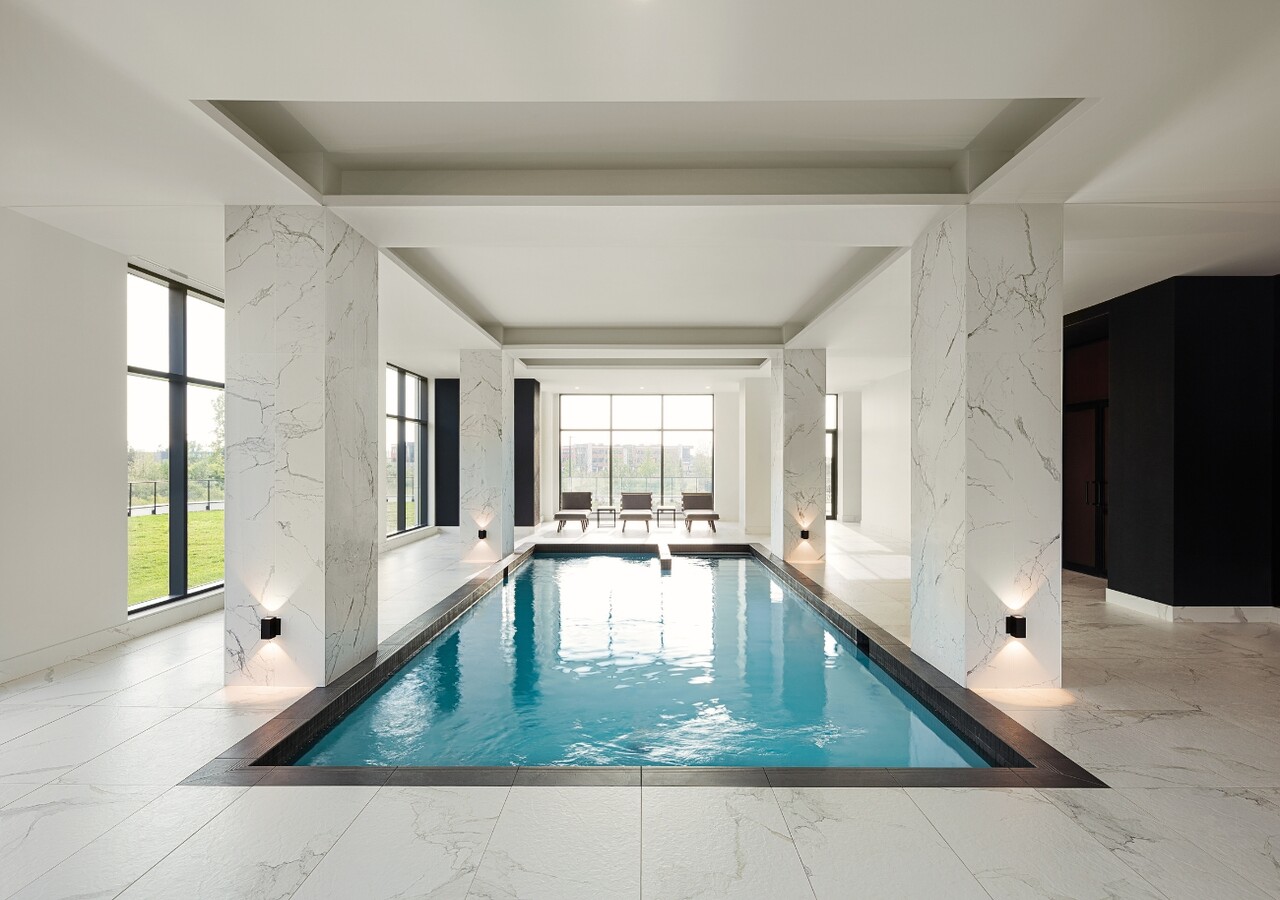 Équinoxe Saint-Elzéar piscine intérieure