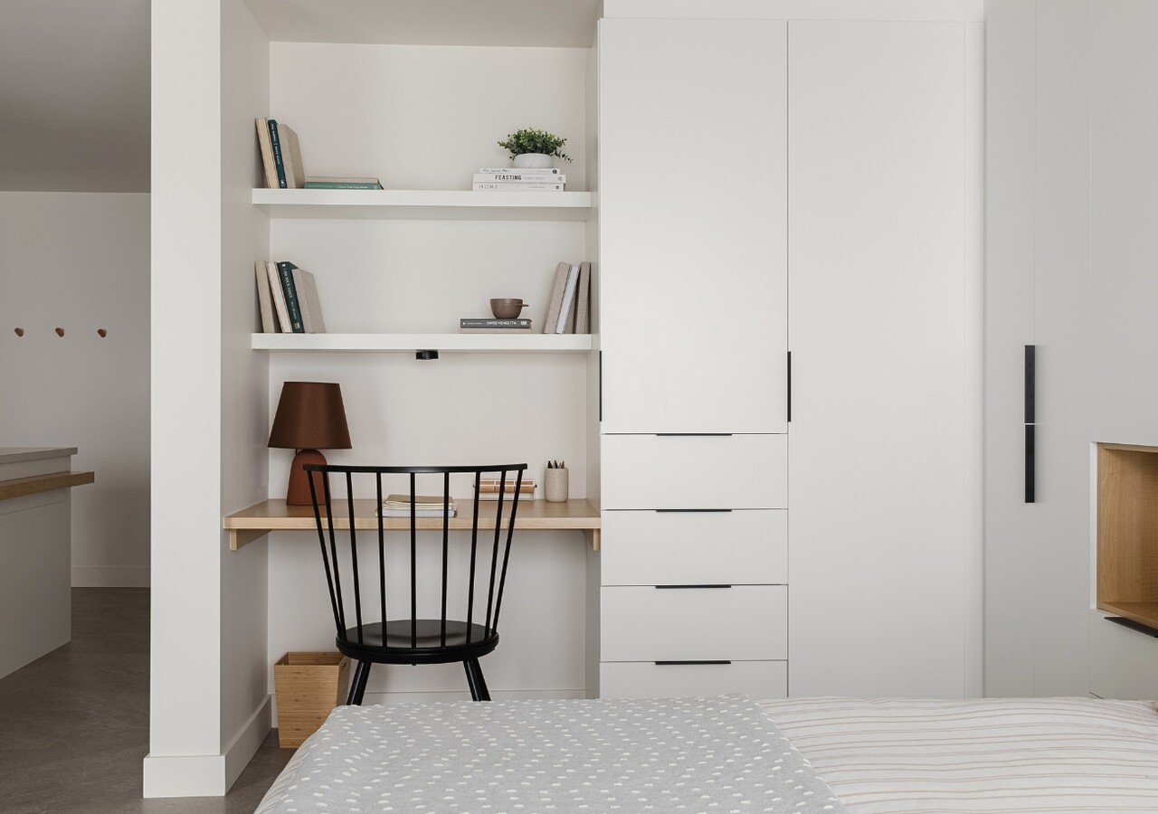 Espace Montmorency coin bureau dans la chambre