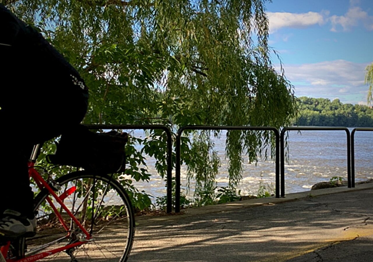 Pistes cyclables en bordure de la rivière
