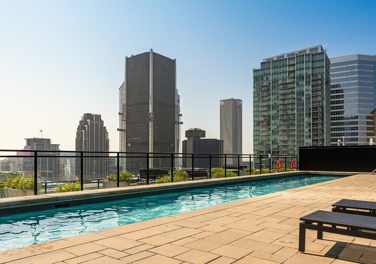 Humaniti Montréal piscine avec vue sur montréal