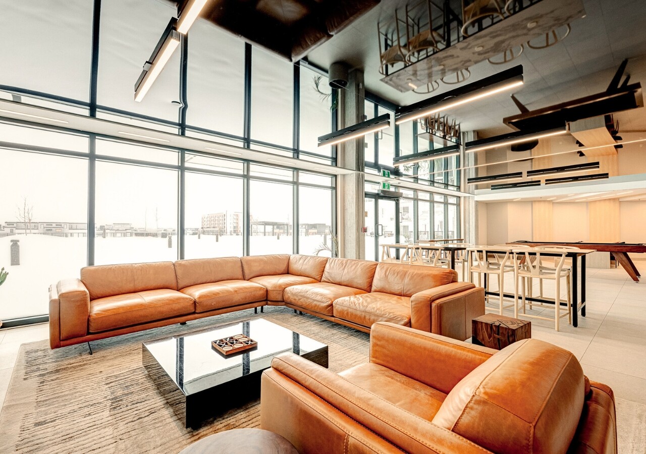 Le Kalm common lounge with tv and pool table