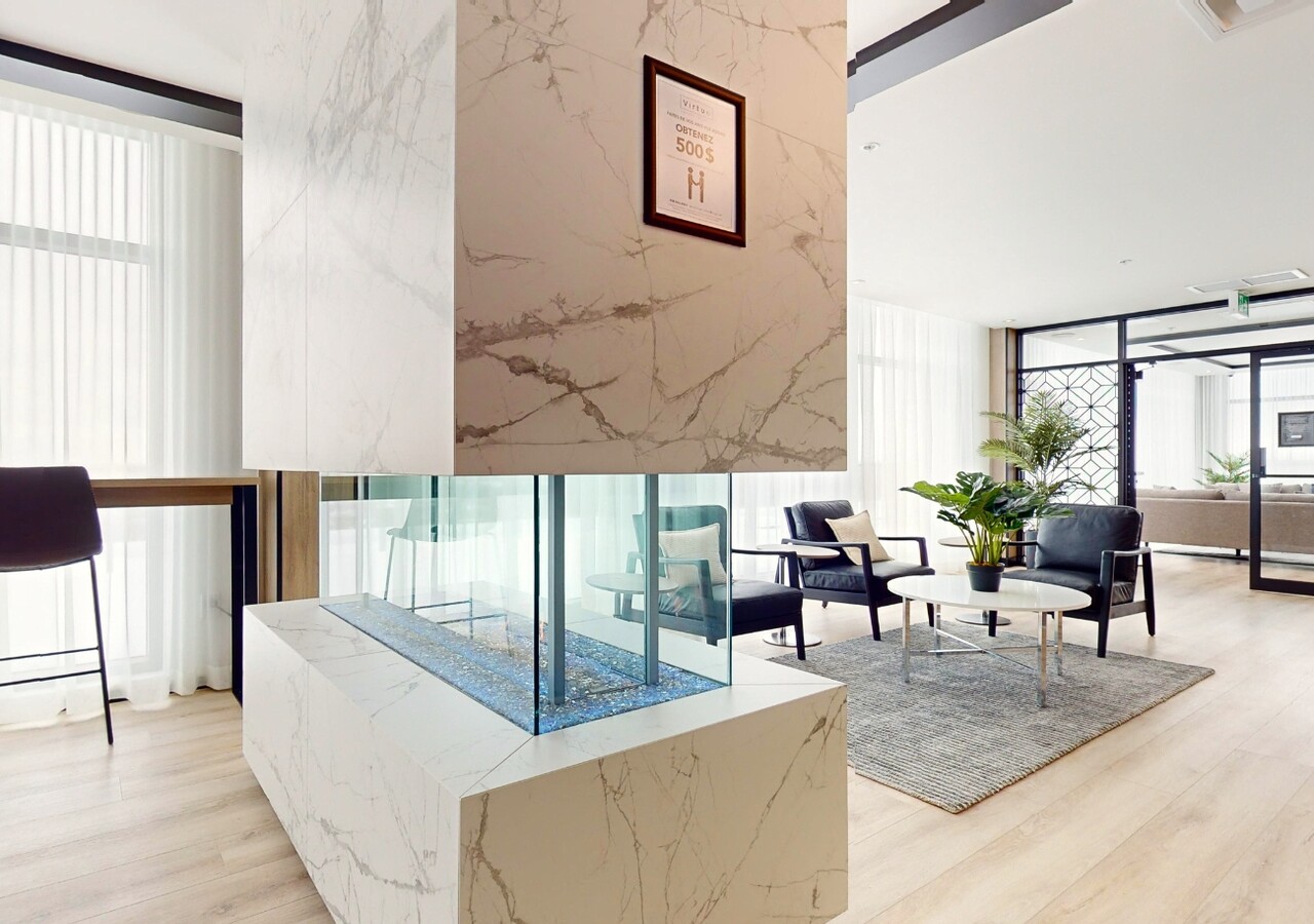 Le Virtuo lounge avec feu de foyer