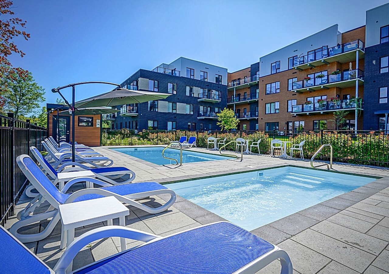 Le Vivo Sherbrooke piscines extérieures avec chaises longues