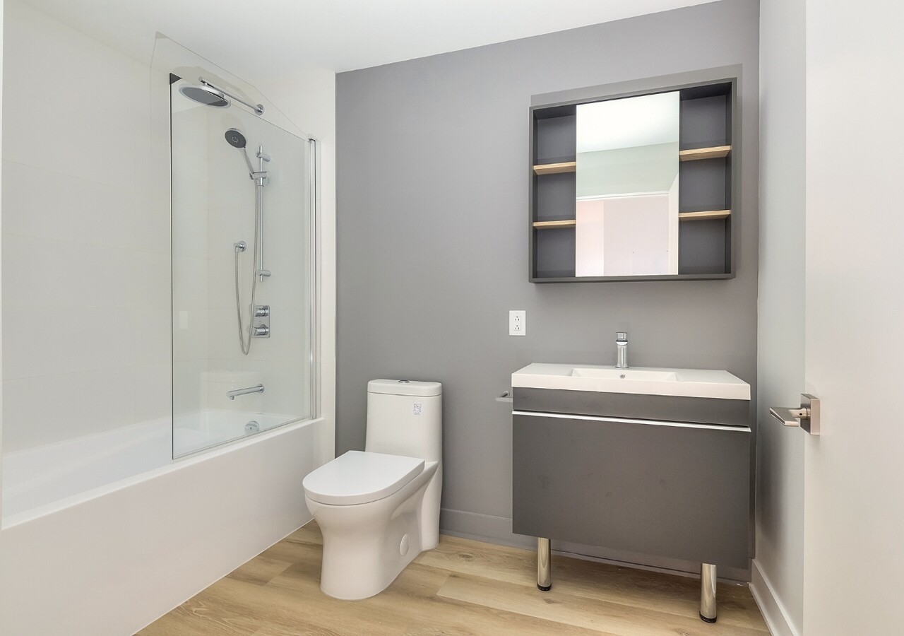 Leora bathroom