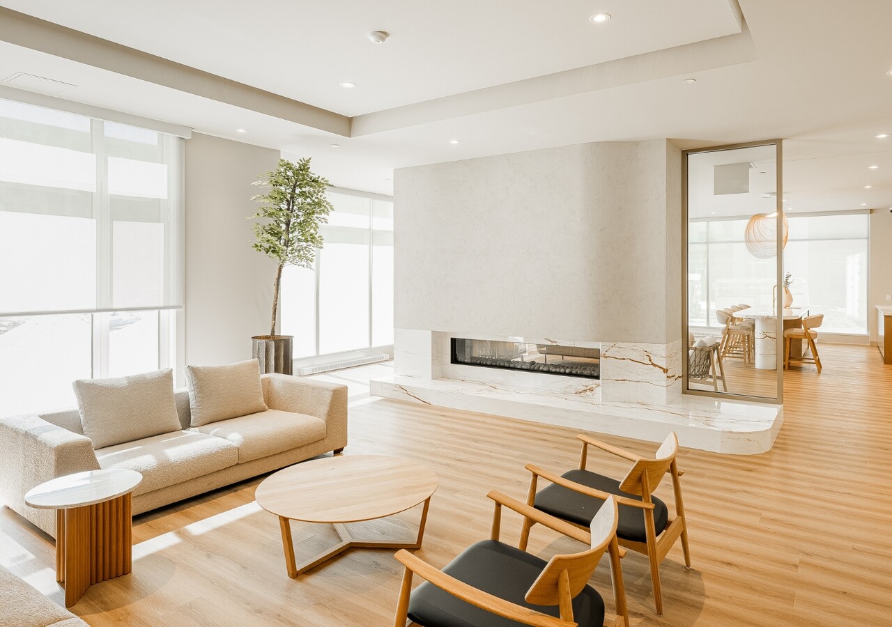 Monarc Infiniti lounge avec foyer