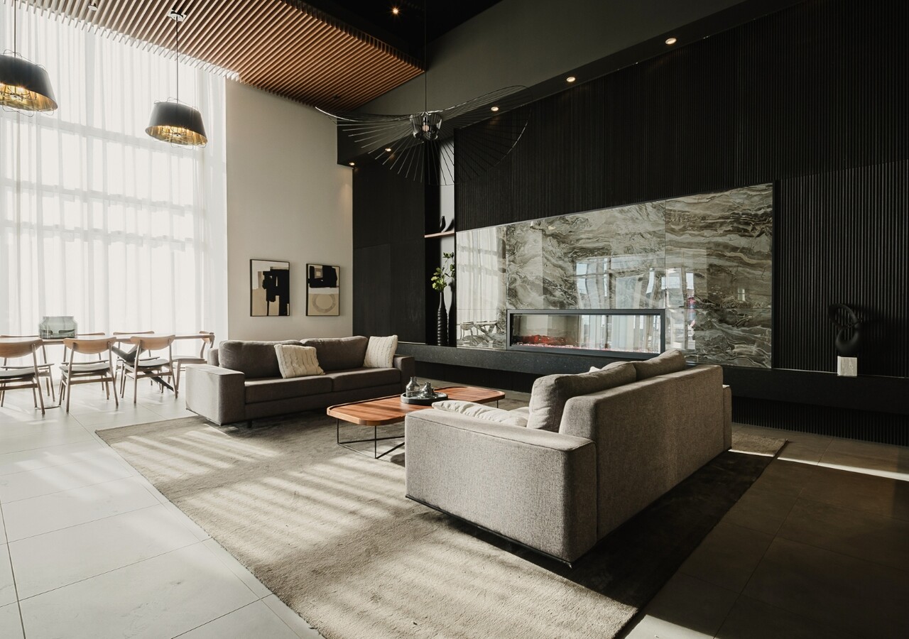 Mostra Newman lounge avec feu de foyer