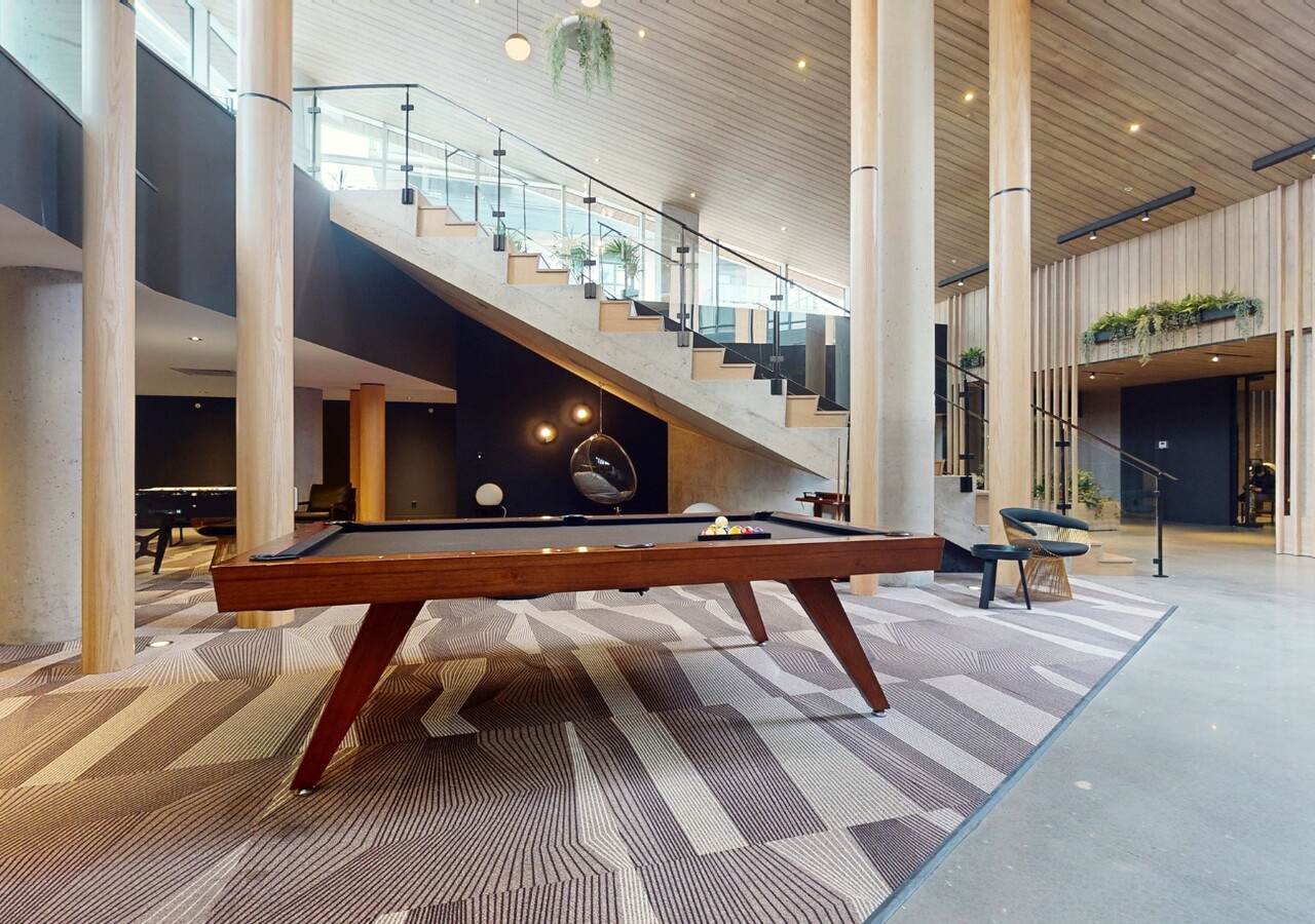 Mostra Newman lounge avec table de billard