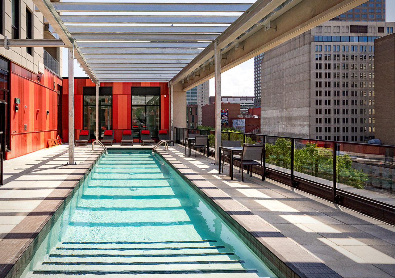 myriade la piscine sur la terrasse au toit