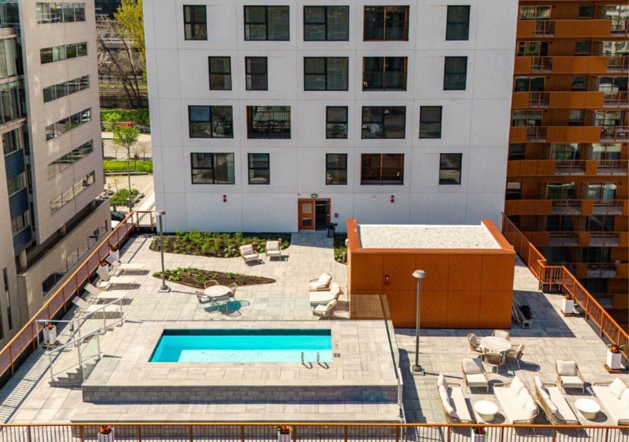 Odea Montréal piscine avec coin détente