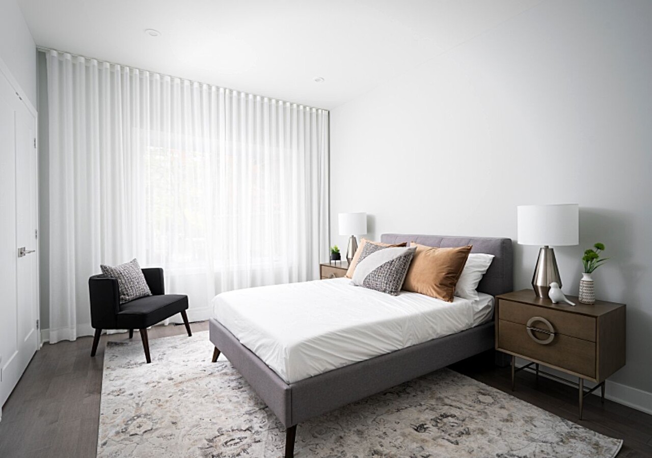 Grande chambre lumineuse