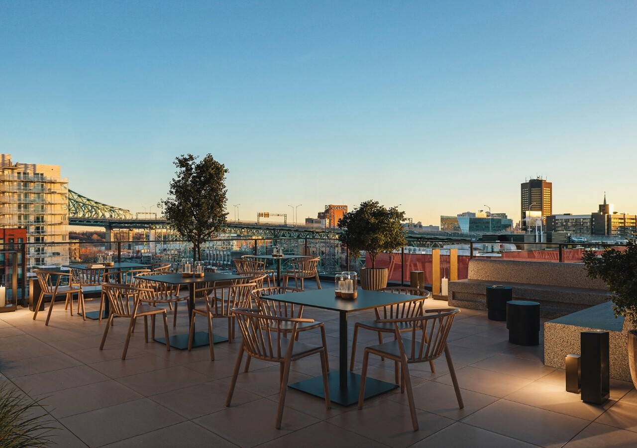 SUMA Condos terrasse avec chaises et tables