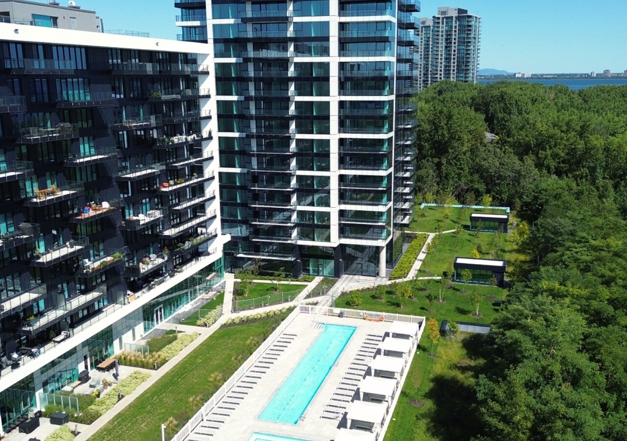 VIU Île des Soeurs cour extérieure avec piscine