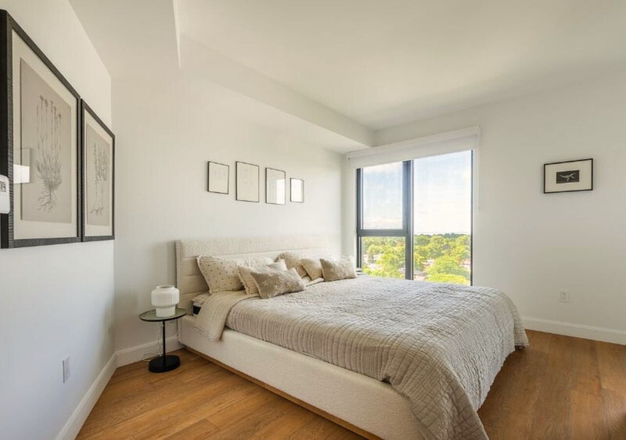 Le Westisle luminous bedroom